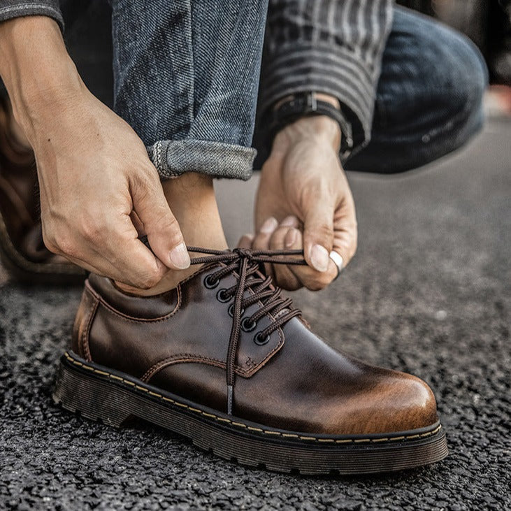 Men's lace-up shoes with round toe, lug sole and stitched trim