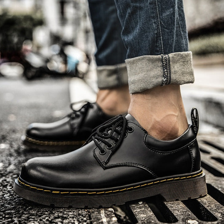 Men's lace-up shoes with round toe, lug sole and stitched trim