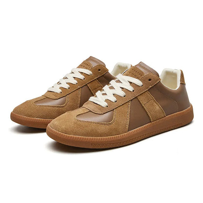 Men's panelled lace-up sneakers with round toes and flat soles