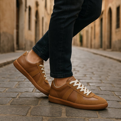 Men's panelled lace-up sneakers with round toes and flat soles