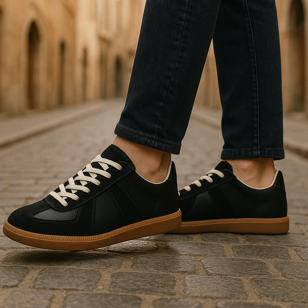 Men's panelled lace-up sneakers with round toes and flat soles
