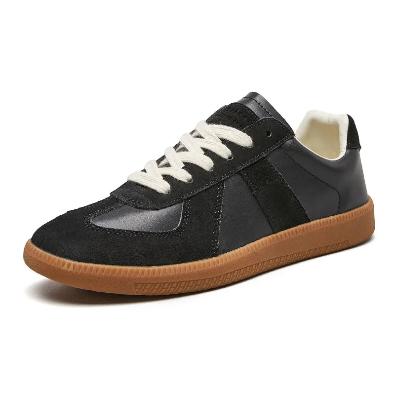 Men's panelled lace-up sneakers with round toes and flat soles