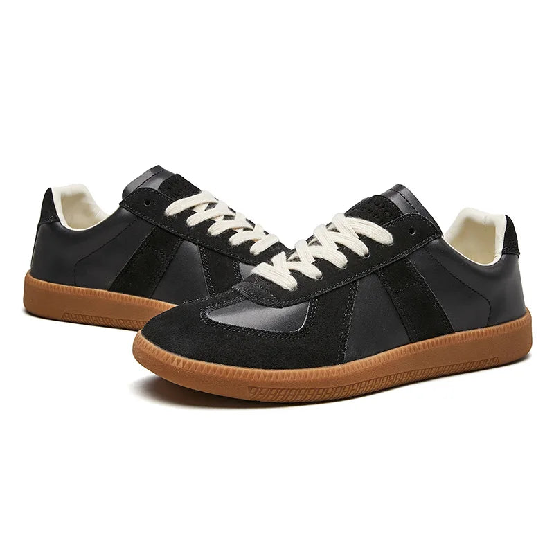 Men's panelled lace-up sneakers with round toes and flat soles