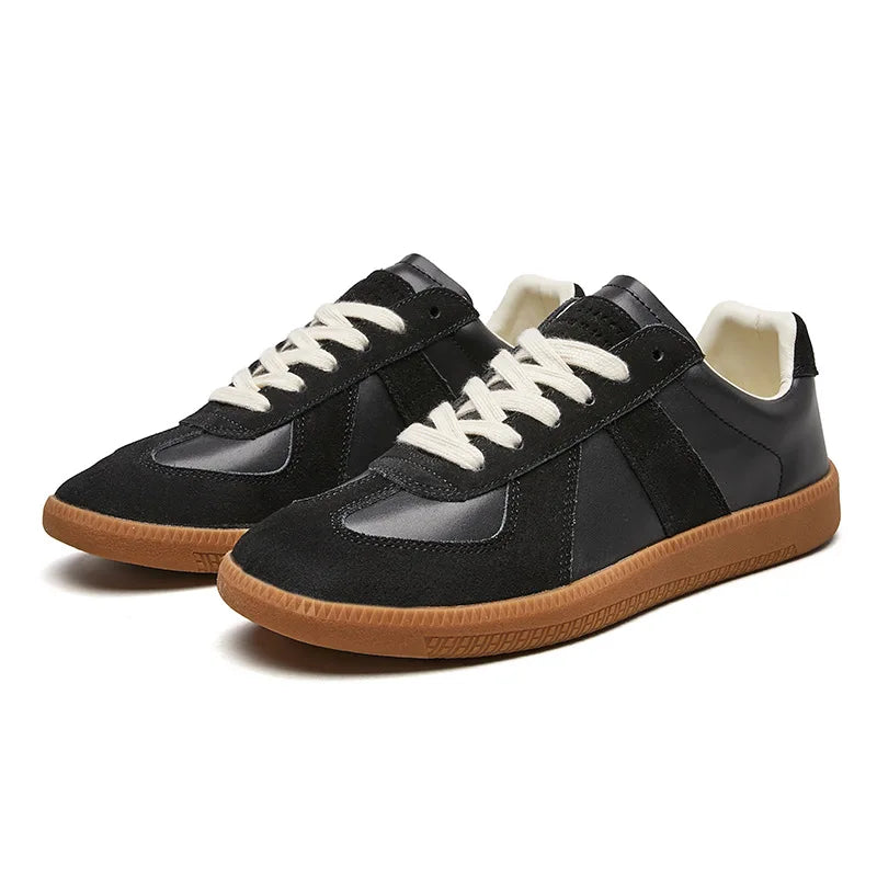 Men's panelled lace-up sneakers with round toes and flat soles