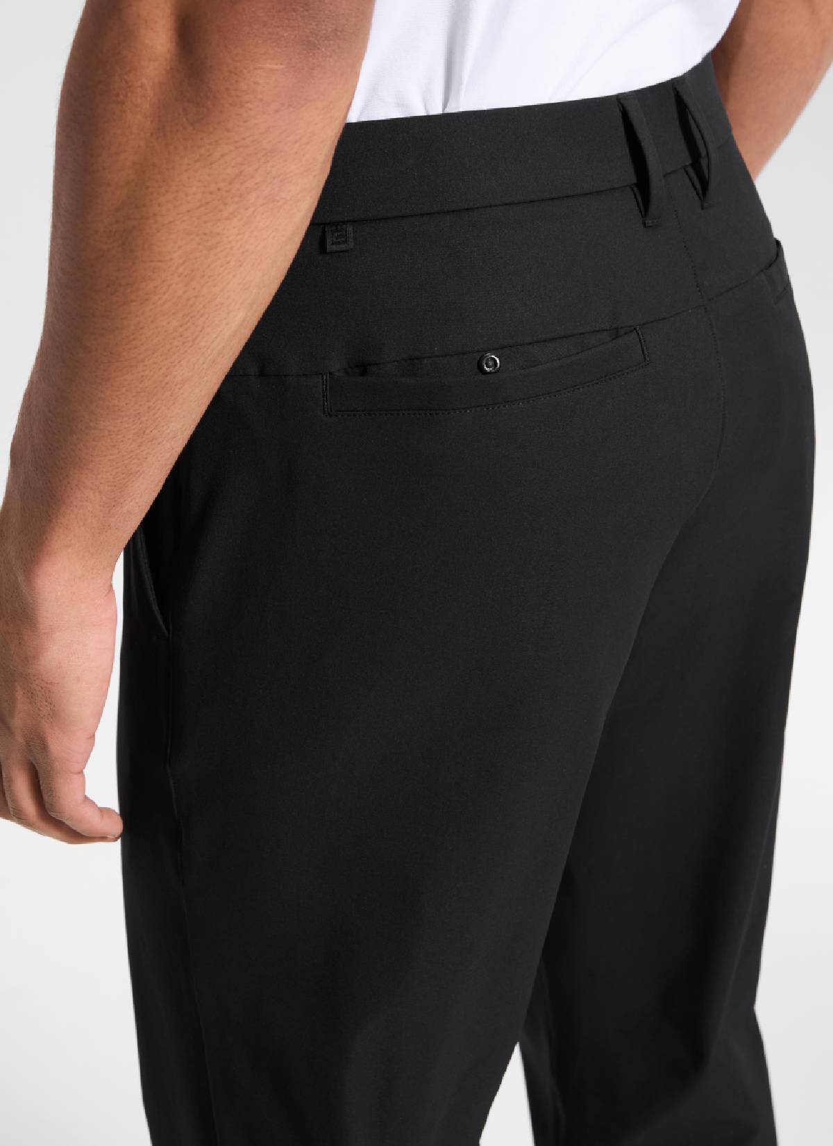 Men's straight-leg golf pants with front pockets and button closure