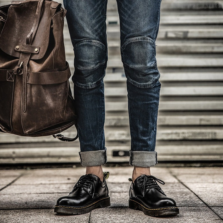 Men's lace-up shoes with round toe, lug sole and stitched trim