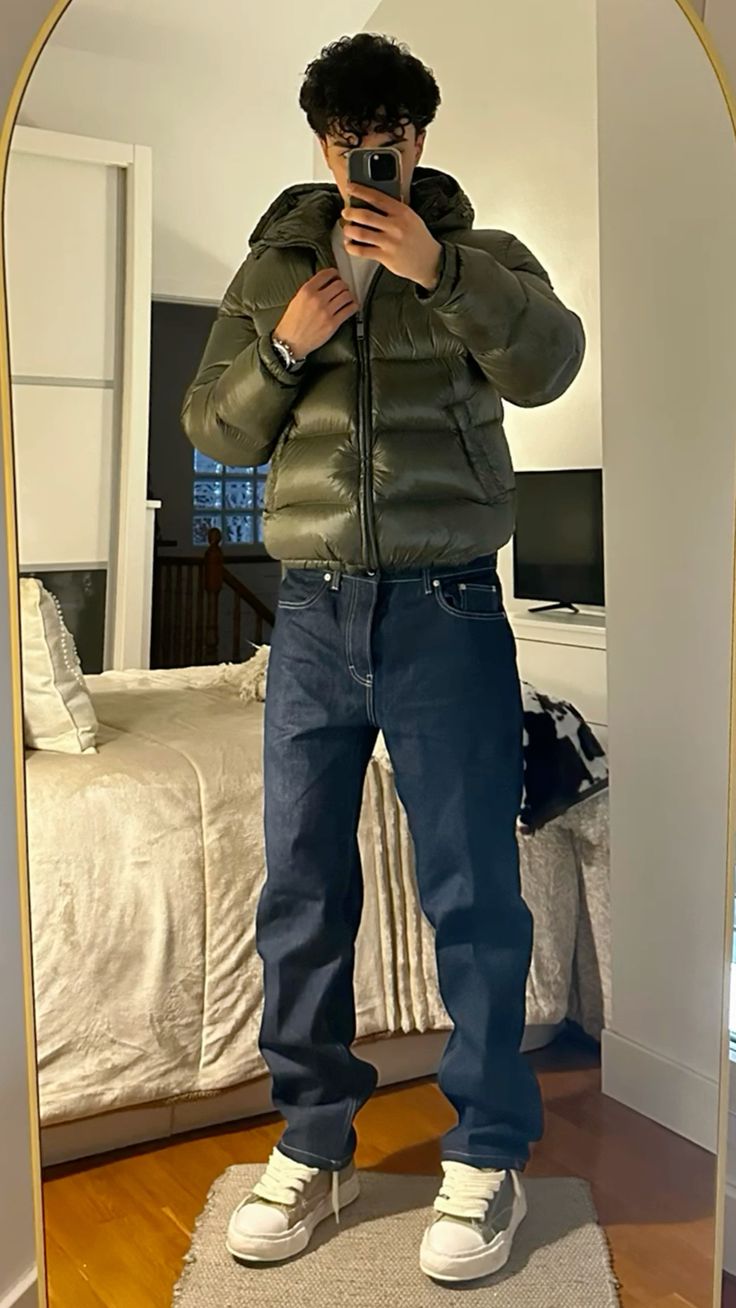Men's short hooded quilted puffer jacket with long sleeves