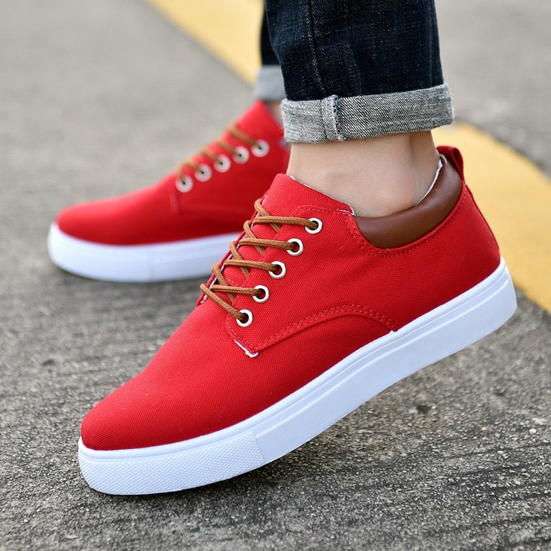 Men's low-top lace-up sneakers with white soles