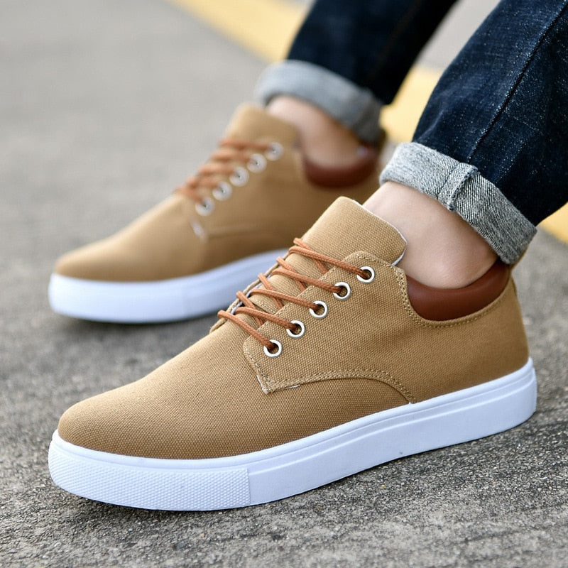 Men's low-top lace-up sneakers with white soles