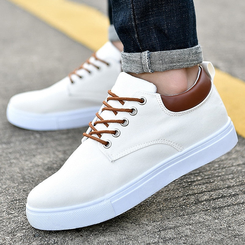 Men's low-top lace-up sneakers with white soles