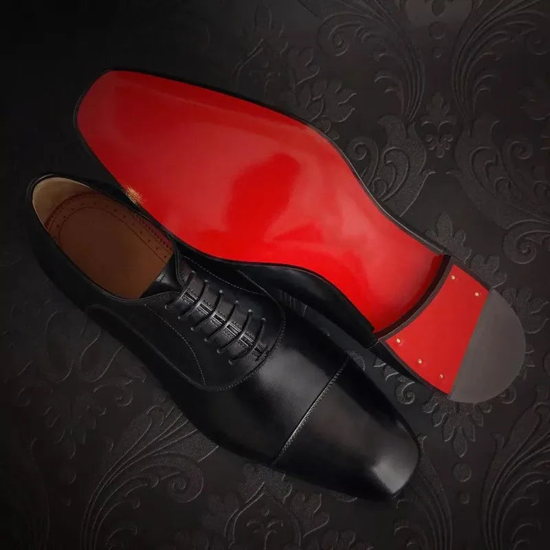 Men's cap toe Oxford shoes with lace-up fastening and low heel