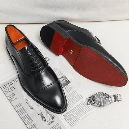 Men's cap toe Oxford shoes with lace-up fastening and low heel