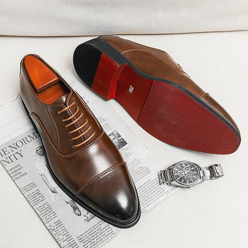 Men's cap toe Oxford shoes with lace-up fastening and low heel