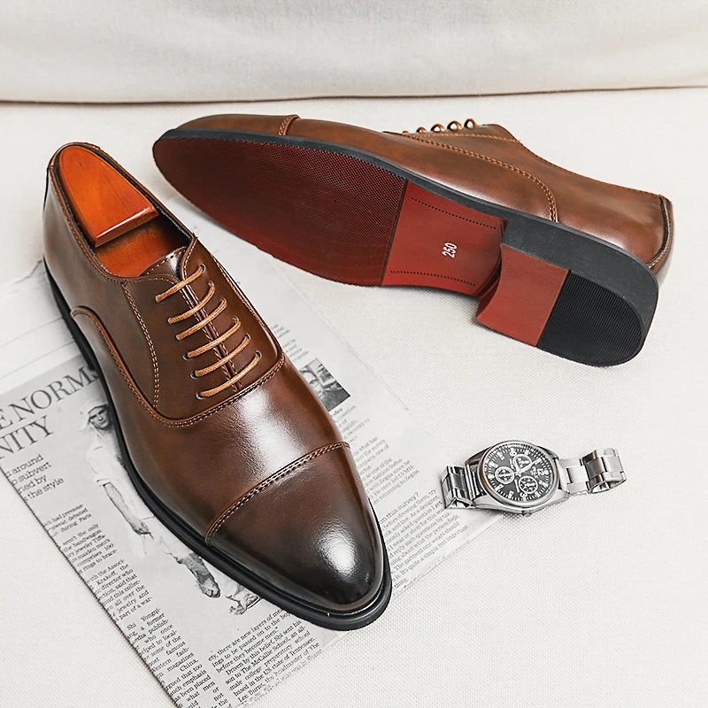 Men's cap toe Oxford shoes with lace-up fastening and low heel