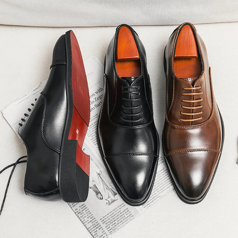 Men's cap toe Oxford shoes with lace-up fastening and low heel