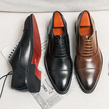 Men's cap toe Oxford shoes with lace-up fastening and low heel