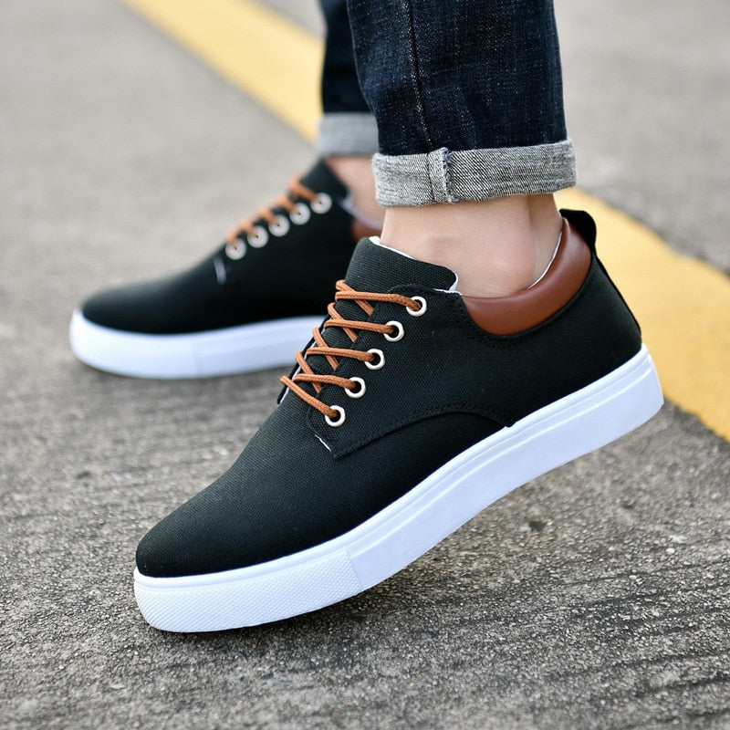 Men's low-top lace-up sneakers with white soles