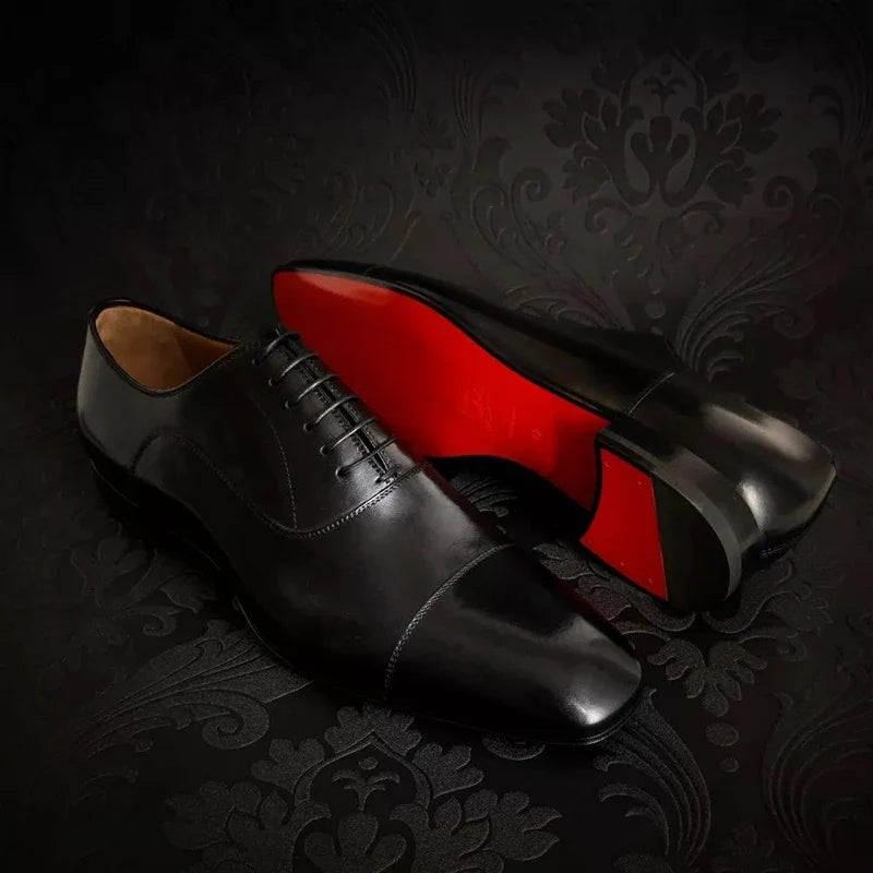 Men's cap toe Oxford shoes with lace-up fastening and low heel