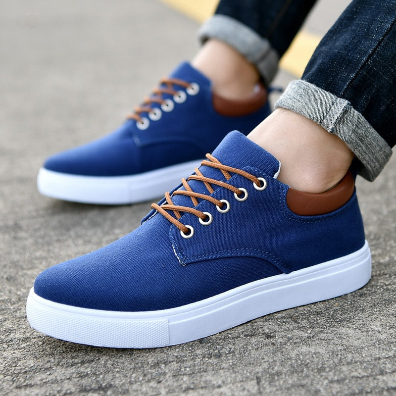 Men's low-top lace-up sneakers with white soles
