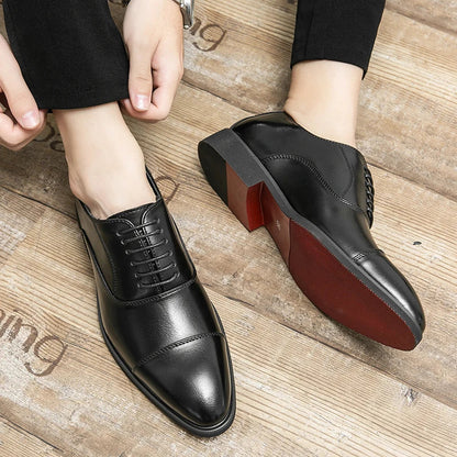 Men's cap toe Oxford shoes with lace-up fastening and low heel