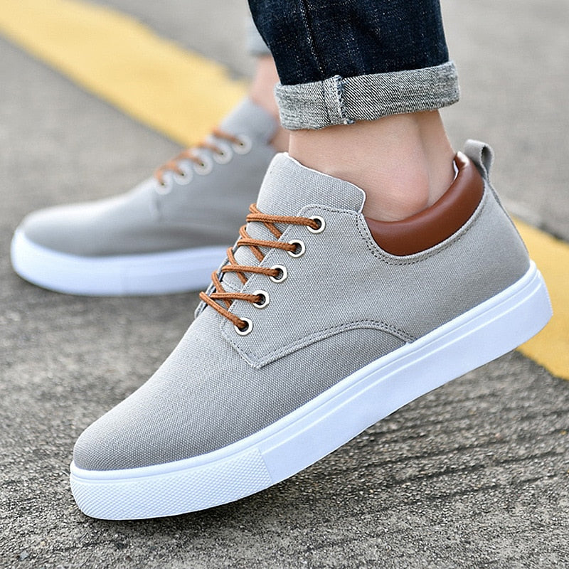 Men's low-top lace-up sneakers with white soles