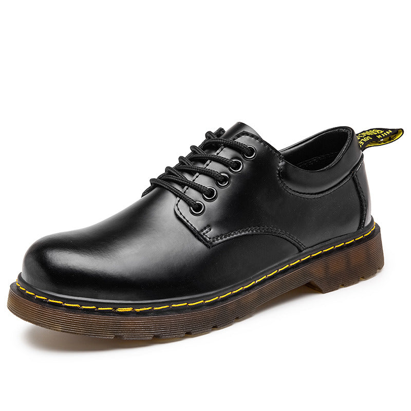 Men's lace-up shoes with round toe, lug sole and stitched trim