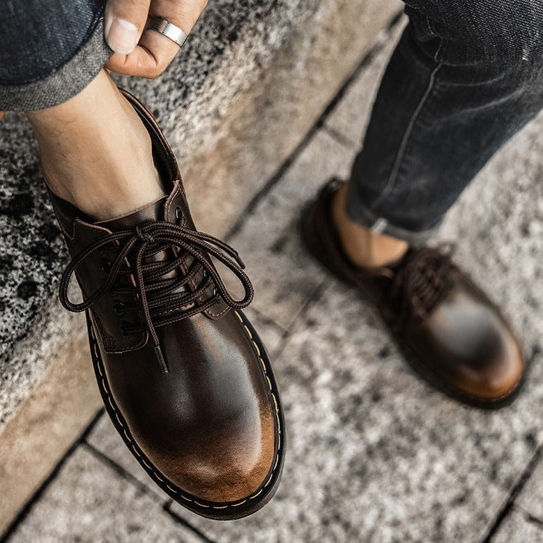 Men's lace-up shoes with round toe, lug sole and stitched trim