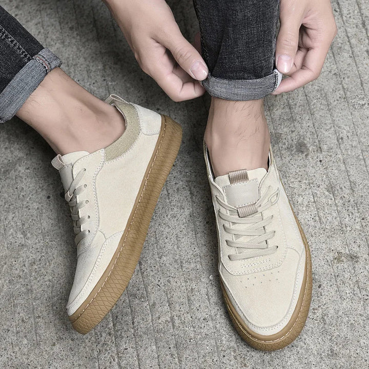Men's low-top lace-up sneakers with textured soles