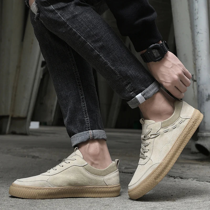 Men's low-top lace-up sneakers with textured soles