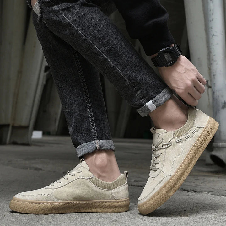 Men's low-top lace-up sneakers with textured soles
