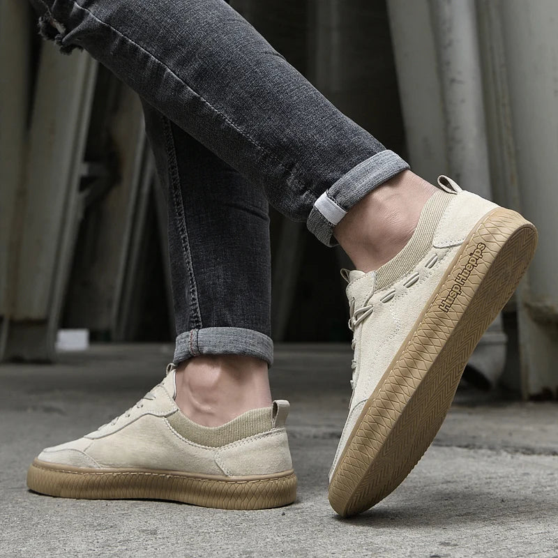 Men's low-top lace-up sneakers with textured soles