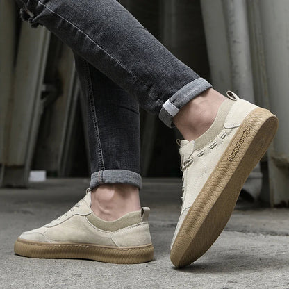 Men's low-top lace-up sneakers with textured soles