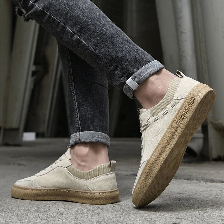 Men's low-top lace-up sneakers with textured soles
