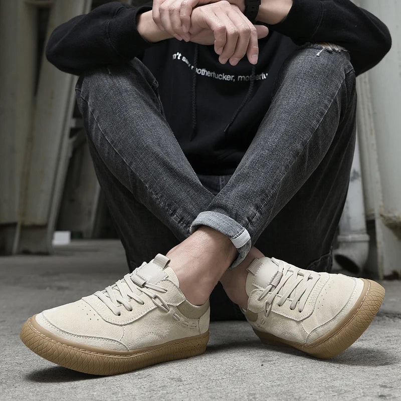 Men's low-top lace-up sneakers with textured soles