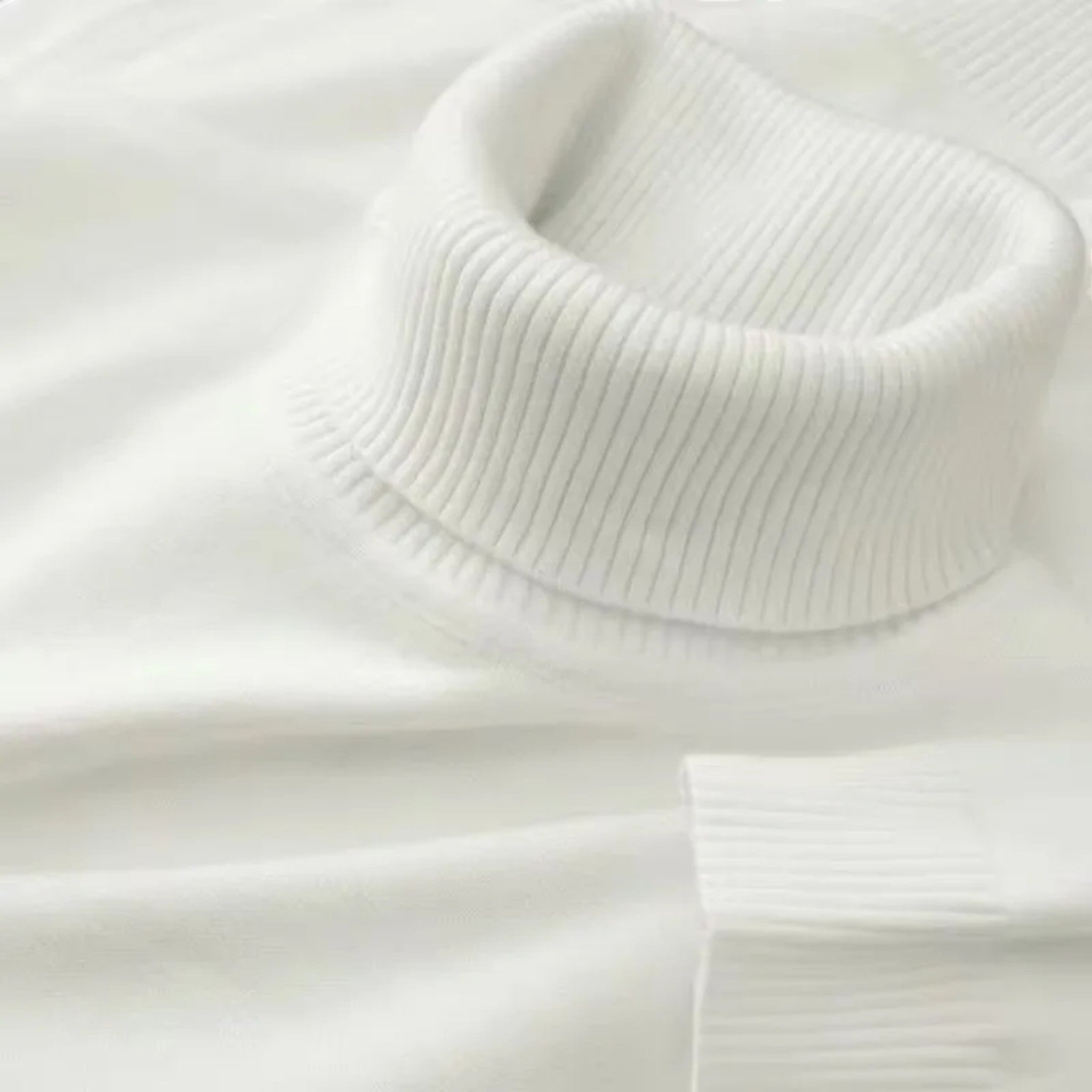 Men's ribbed turtleneck sweater with long sleeves and ribbed trims