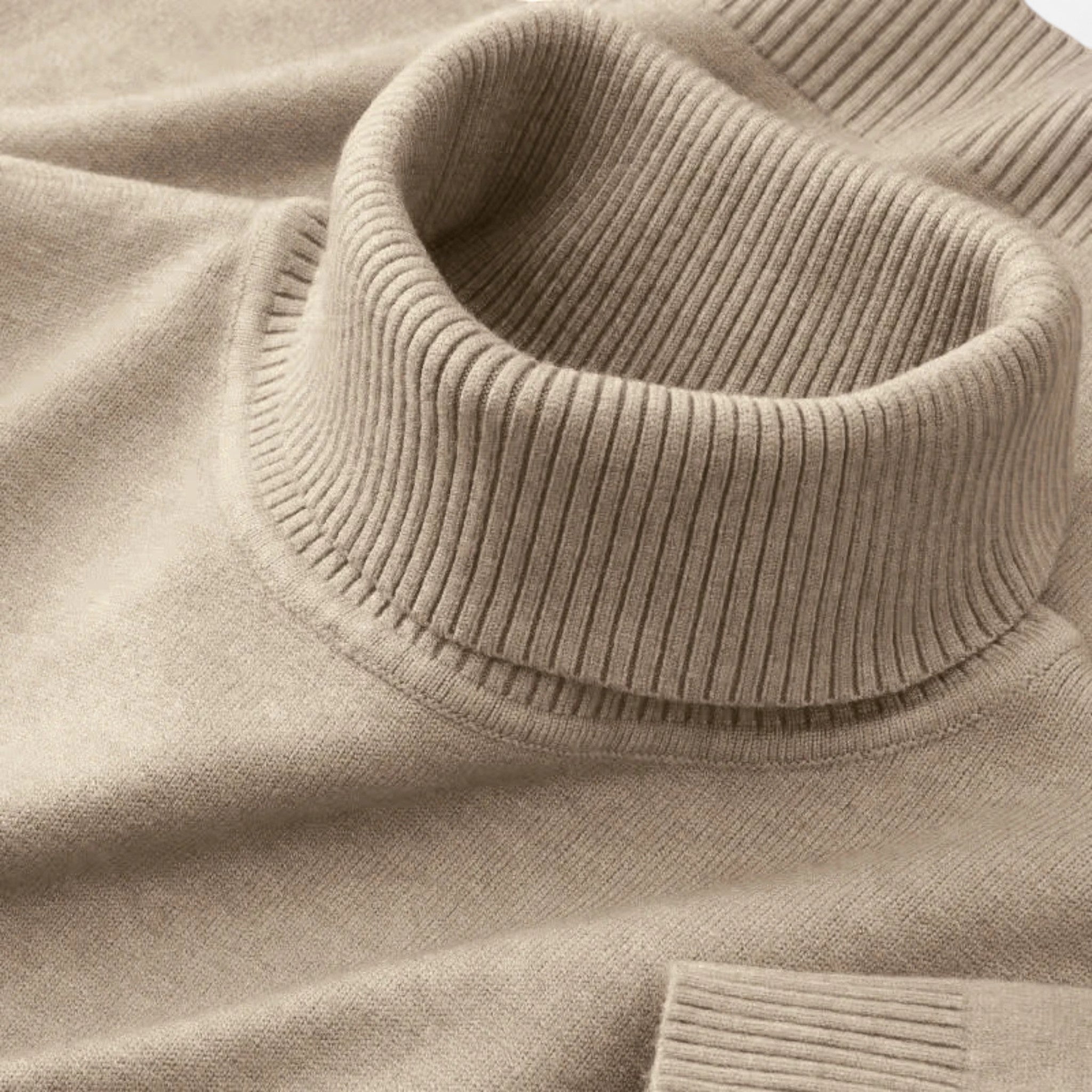 Men's ribbed turtleneck sweater with long sleeves and ribbed trims