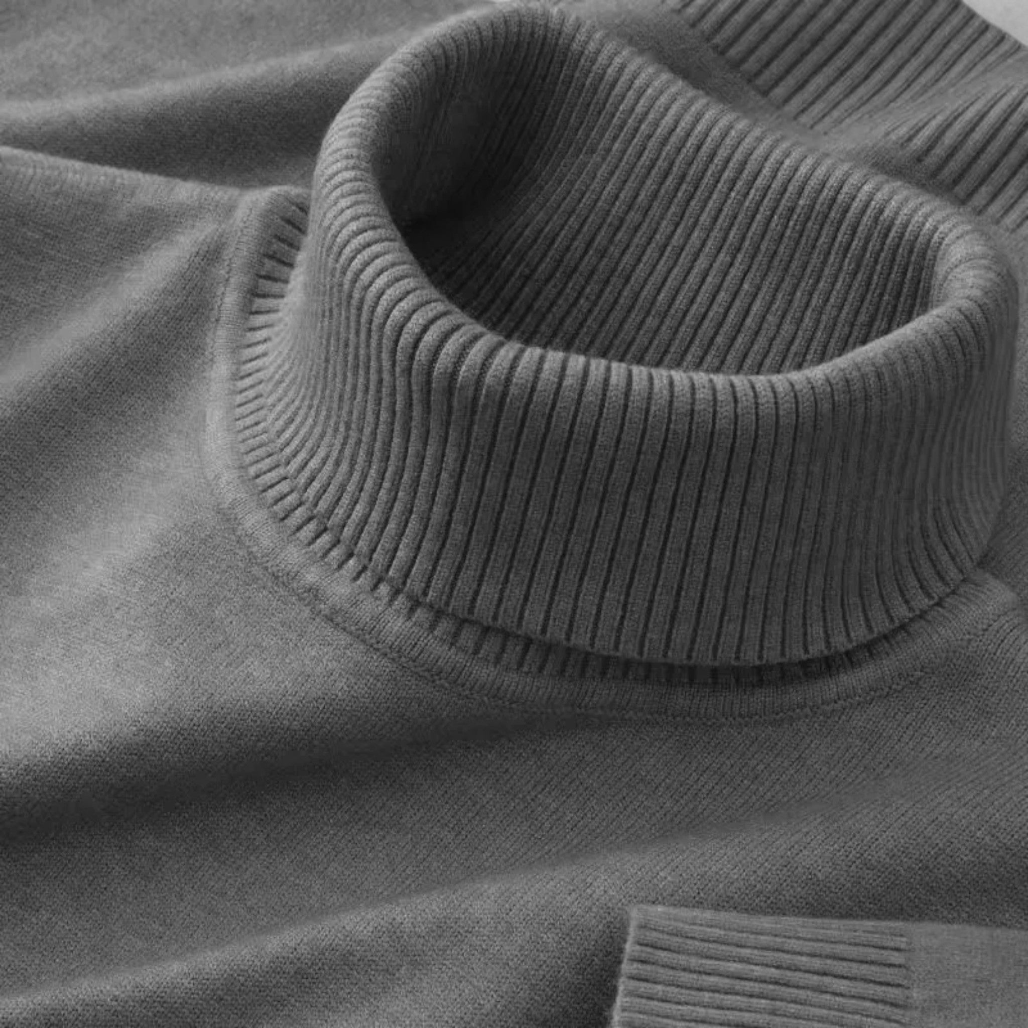Men's ribbed turtleneck sweater with long sleeves and ribbed trims