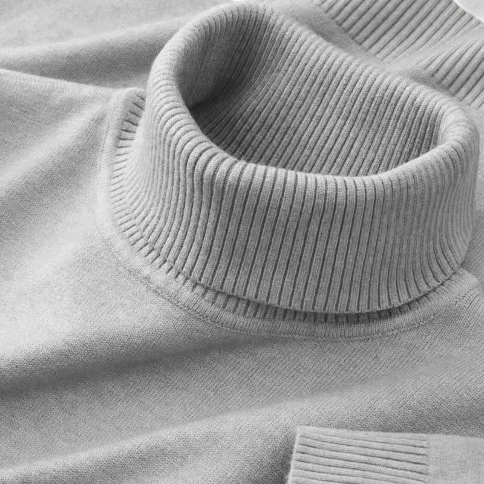 Men's ribbed turtleneck sweater with long sleeves and ribbed trims