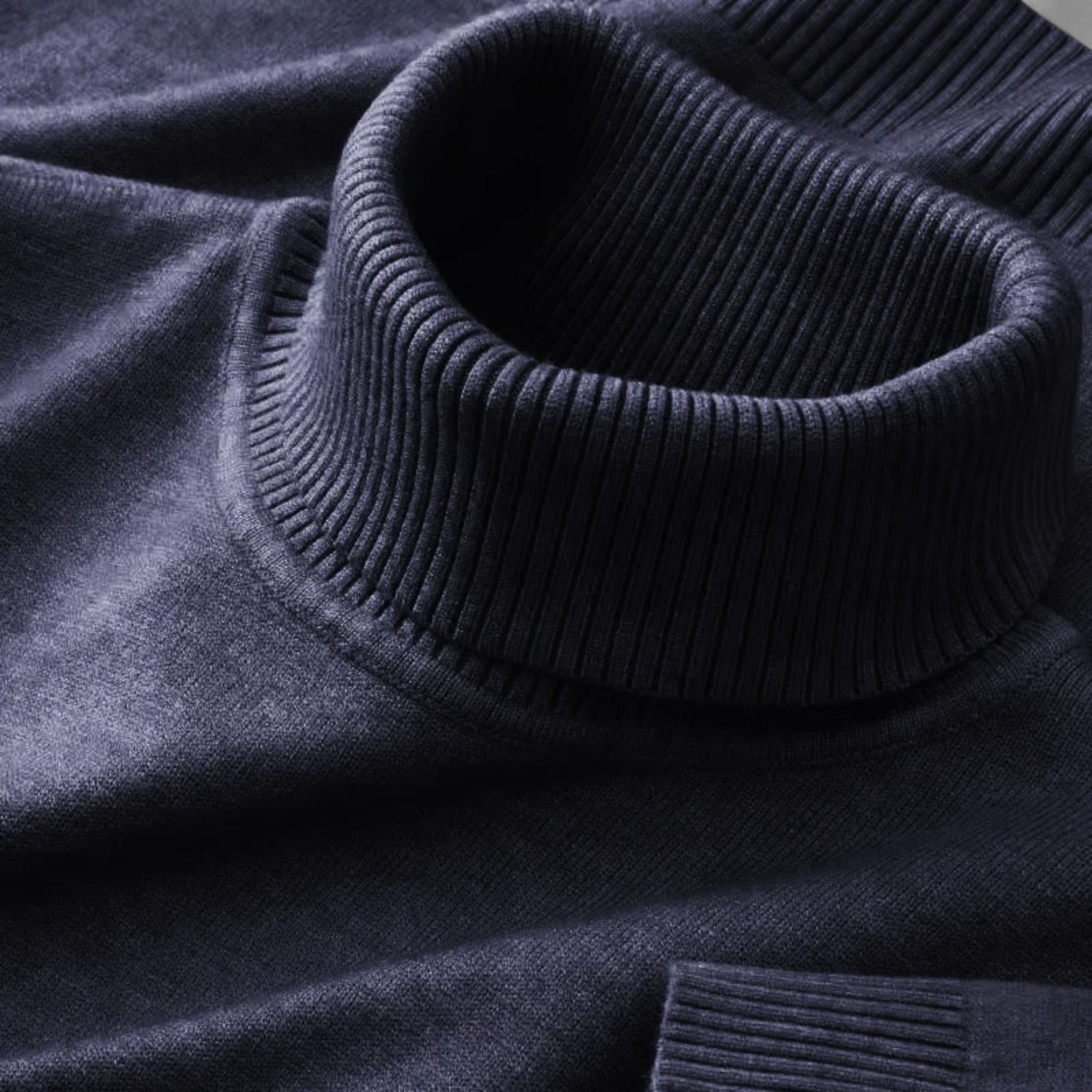 Men's ribbed turtleneck sweater with long sleeves and ribbed trims