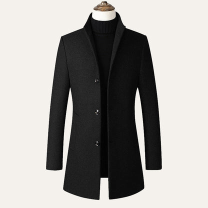 Men's single-breasted overcoat with notched lapels, long sleeves and side pockets