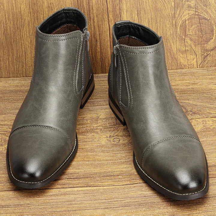 Men's ankle Chelsea boots with elastic side panels and cap toe