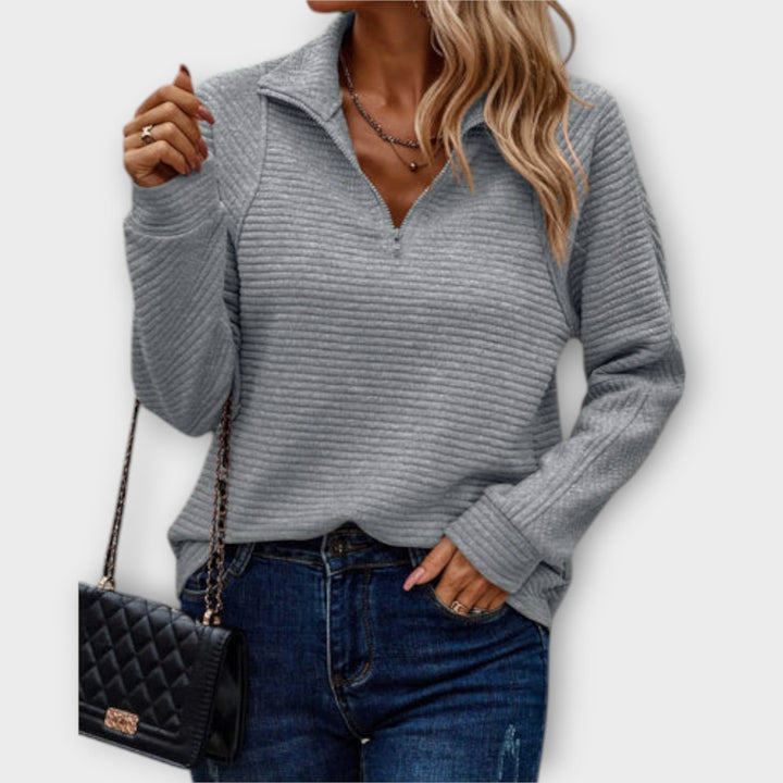 Casual knit sweater with crew neck and long sleeves