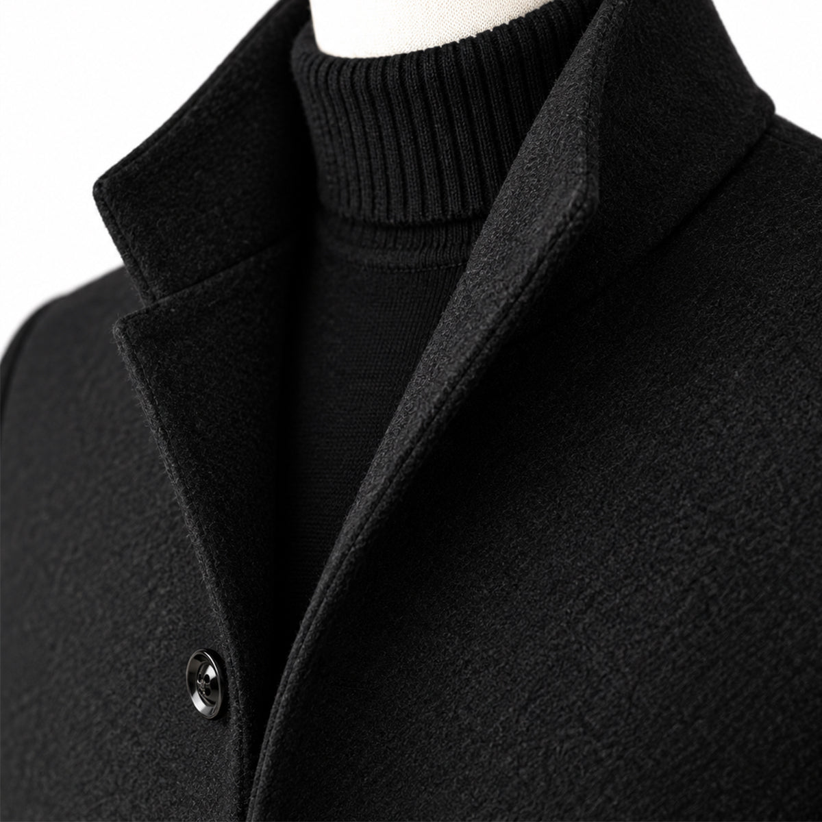 Men's single-breasted overcoat with notched lapels, long sleeves and side pockets