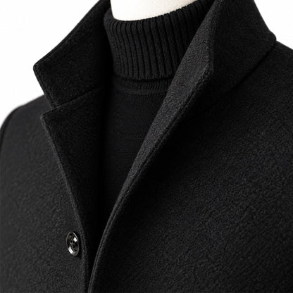 Men's single-breasted overcoat with notched lapels, long sleeves and side pockets
