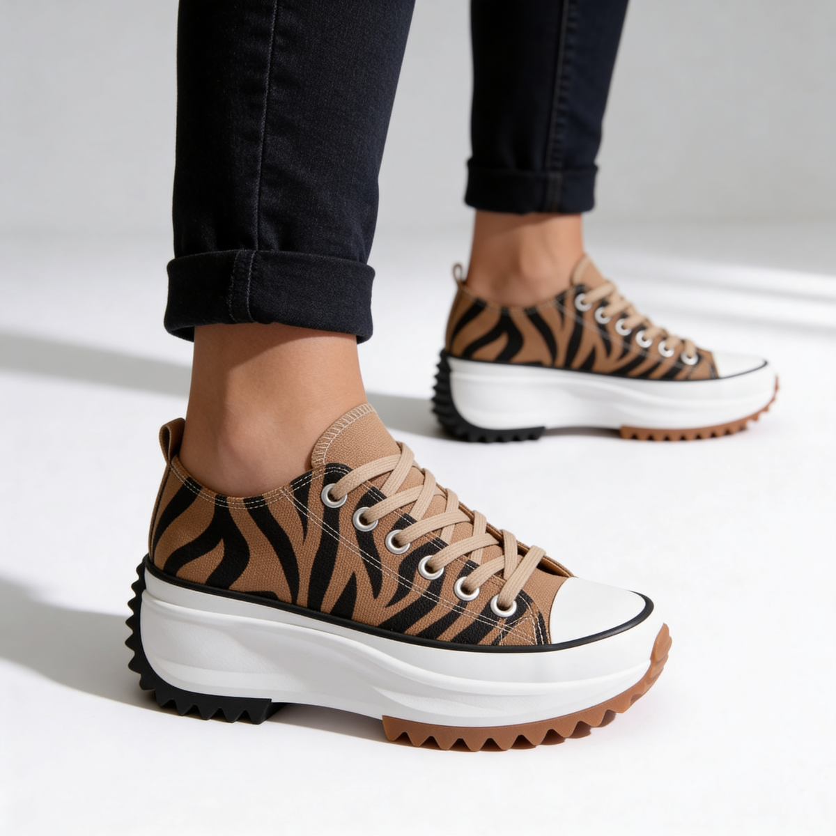 Unisex platform trainers with lace-up front, rounded toe and ridged sole