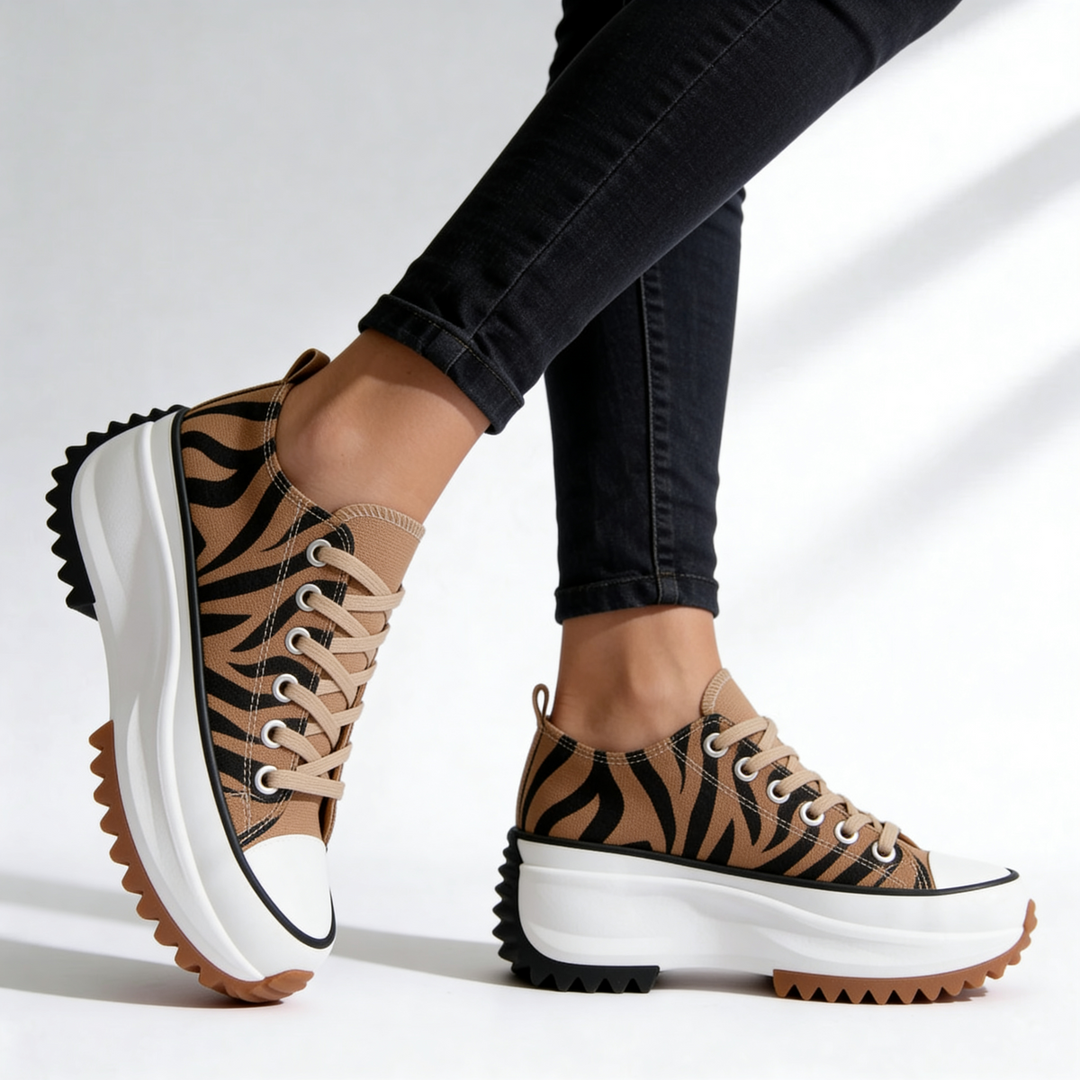 Unisex platform trainers with lace-up front, rounded toe and ridged sole