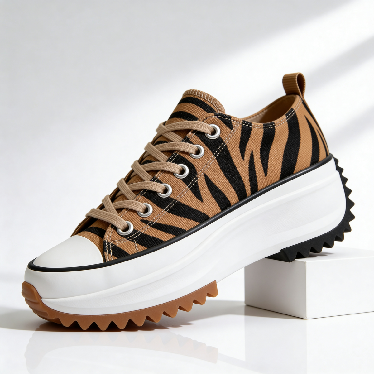 Unisex platform trainers with lace-up front, rounded toe and ridged sole
