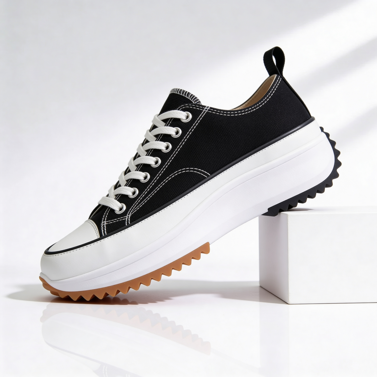 Unisex platform trainers with lace-up front, rounded toe and ridged sole