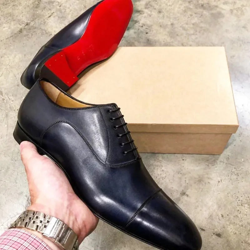 Men's cap toe Oxford shoes with lace-up fastening and low heel