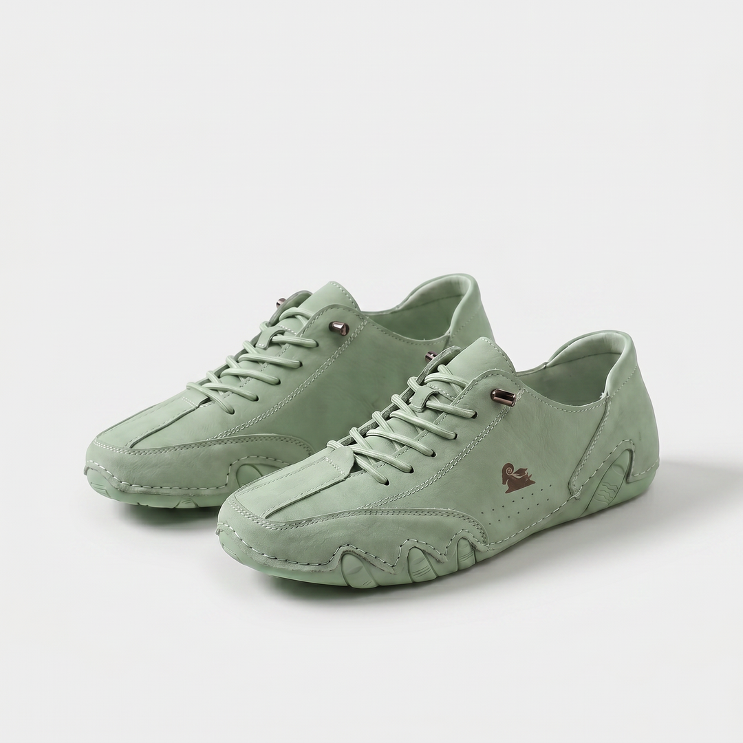 Low-profile lace-up trainers with round toes and textured soles